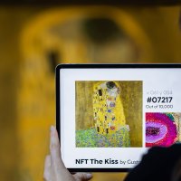 NFT presentation of ‘The Kiss’ by Gustav Klimt shown on a computer screen 