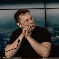 Российская компания переплавила Tesla в бюст Илона Маска