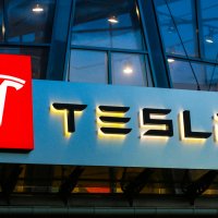 Акции Tesla подорожали более чем на 7% на новостях о запуске нового завода
