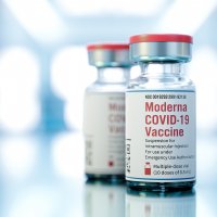 Акции Moderna упали на 17% на фоне новостей о снижении выручки и поставок вакцин 