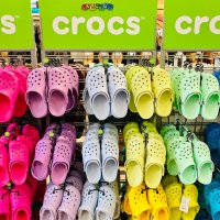 Производитель «самой уродливой обуви» Crocs купит конкурента за $2,5 миллиарда