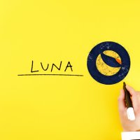 Logo of the LUNA cryptocurrency in black on a yellow background