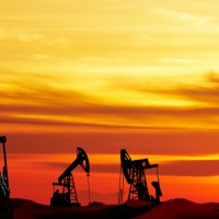Страны ОПЕК+ договорились постепенно увеличить добычу нефти