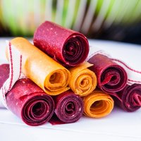 A stack of red and yellow fruit rollups – Photo: Shutterstock