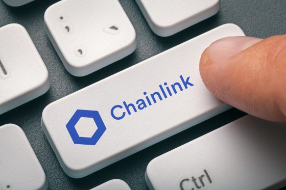 Finger over keyboard with key labelled ‘Chainlink’