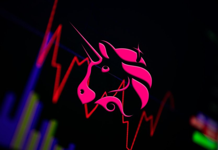 Immagine di un logo unicorno UNI rosa su sfondo nero