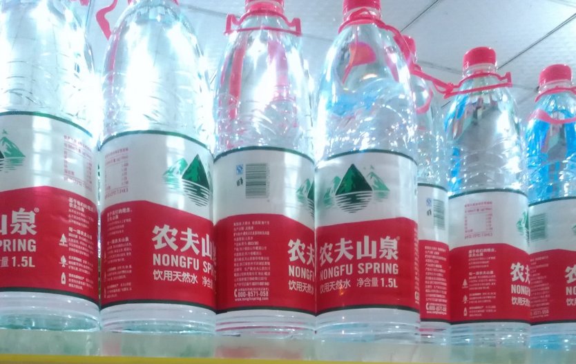 Владелец бутилированной воды Nongfu Spring стал самым богатым человеком Китая