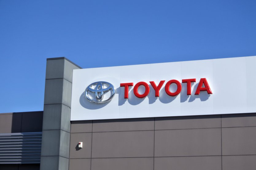 Акции Toyota упали на 4,4% после заявления о сокращении производства
