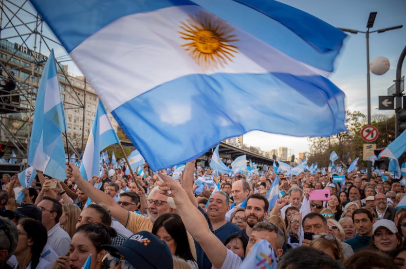 Crowds waving the Argentine flag
