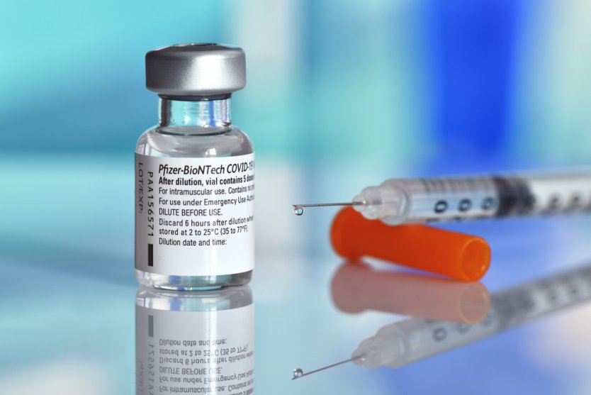 Акции Pfizer выросли после разрешения вводить пожилым в США третью дозу вакцины
