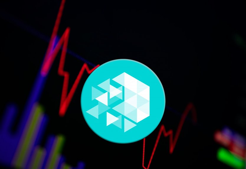 Logo IOTX su un grafico azionario nero