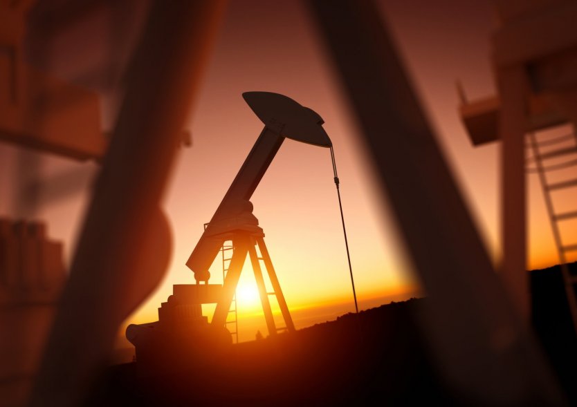 Цена российской нефти Urals снизилась в 1,5 раза за 2020 год