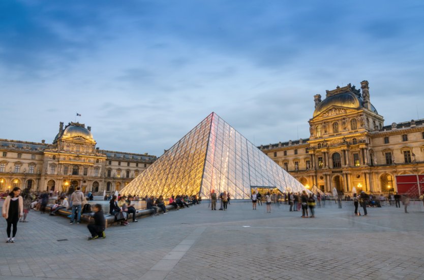 Tourists visit Louvre museum 