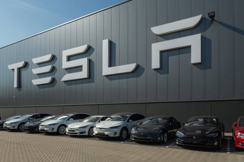 Tesla начала продавать машины за биткоины 