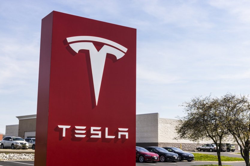 Акции Tesla частично восстановились на премаркете после падения на 20%