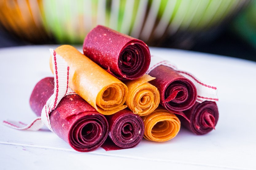 A stack of red and yellow fruit rollups – Photo: Shutterstock